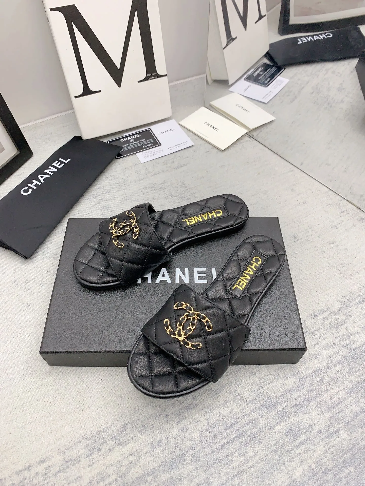 👟👟Ex-factory price 440👟👟 (high version) [CHANEL] Chanel 2023AW super popular heavy craft hardware buckle motorcycle series💃🏻💃🏻💃🏻 ⚡️Authentic grade⚡️Top-grade version~ It is not on the same level as any version of the spot version in the domestic market. It is absolutely corresponding to the genuine product🤘🏻🤘🏻The original top-grade genuine leather sole is a real heavy craftsmanship and is OEMed by top domestic partners and costs a lot of money! There are more details, including hardware buckles, which are completely corresponding to the genuine products. You can compare them at the counter at will ✅ Upper: sheepskin ✅ Inner: imported sheepskin.. ✅ Outsole: genuine leather ✅ Heel height: flat ✅ Size: 35 to 40